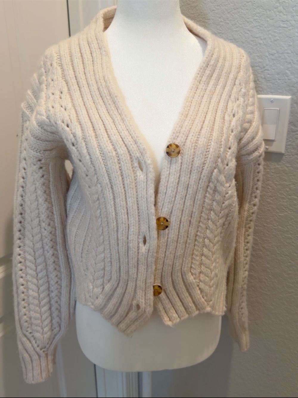 Treasure & Bond Cream Cable-Knit Button Cardigan